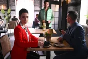 Simone (Tatjana Clasing) erwischt Matteos (Riccardo Angelini, M.) Vorwurf kalt. Rechts Kilian (Marc Dumitru)
