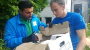 Trödelexperte Sükrü Pehlivan und ein Helfer überprüfen einen Karton mit Annas Sachen