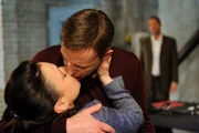 Simone (Tatjana Clasing) und David (Andreas Hofer) werden in flagranti von einem fassungslosen Richard (Silvan-Pierre Leirich, hi.) erwischt.