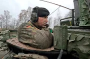 Die Bundeswehr hat zu wenig Personal, zu wenig Gerät und war viele Jahre lang nicht auf die Art Krieg ausgerichtet, auf die sie sich nun für die Zukunft vorbereiten muss. Yannick, Hauptmann bei einer Panzereinheit.