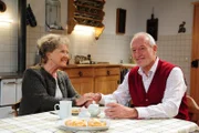 Hildegard (Antje Hagen, l.); Alfons (Sepp Schauer, r.)