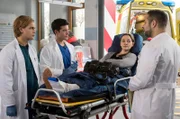 Sarah Hahn – ein bekanntes Gesicht im Johannes-Thal-Klinikum – kommt mit schweren Vorwürfen gegen Dr. Moreau in die Notaufnahme. V.l.n.r. Mikko Rantala (Luan Gummich), Ben Ahlbeck (Philipp Danne), Sarah Hahn (Mathilde Bundschuh), Matteo Moreau (Mike Adler).