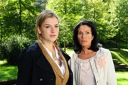 Theresa (Ines Lutz, l.); Doris (Simone Ritscher, r.)