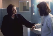 Dana Scully (Gillian Anderson, l.); Schwester Innes (Nancy Fish, r.)