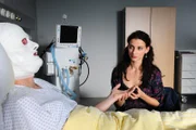 Der Unbekannte (Daniel Fünffrock, l.); Elena (lili Gesler, r.)