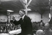 Adolf Hitler hält eine Rede, etwa 1925.