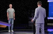 Moderator Alexander Bommes mit dem Kandidaten Michael Warnek.