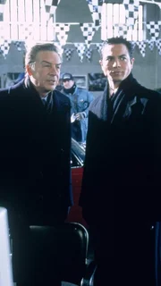 Briscoe (Jerry Orbach, li.) und Curtis (Benjamin Bratt) ermitteln in einem Raubüberfall auf einen Geldtransporter, bei dem es zwei Tote gab.