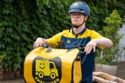 Tim Alberti als Postbote Ole Konrad