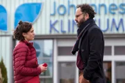 Rebecca (Milena Straube, l.) spricht mit Sebastian Reiter (Sami Loris). Der Kollege ihrer Patientin Nele scheint mehr als Freundschaft für diese zu empfinden.