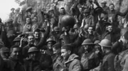 Das Aufeinanderprallen rechter und linker politischer Überzeugungen macht die Weimarer Republik zum Pulverfass.