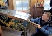 Trödelprofi Otto Schulte versucht den Flipper-Automaten zu reparieren.