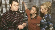Nikola (Mariele Millowitsch, M.) und Elke (Jenny Elvers) sind sich sicher: Tim (Oliver Reinhard) hat heimlich geduscht!