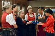 Oanhs bestickte Streffer sind der Hit beim Weihnachtsbasar der Landfrauen. v.l.: Evelyn Riedle, Stefanie Rabenalt, Leni, Johanna, Tu, Oahn