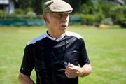 Als Fußballfan und passionierter Schiedsrichter liebt Püringer (Tilo Prückner) einen makellosen Rasen.