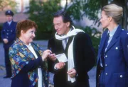 Dem umwerfenden Charme von Möhrchen (Heidi Weigelt, li.) ist es zu verdanken, dass der gerade von Eva (Karen Böhne) befreite Karel Gott (spielt sich selbst) nun doch noch vor seinen Fans in Reutlitz singen wird.