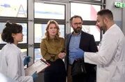Nele Schöne (Pauline Knof, 2.v.l.) wird im JTK von Matteo (Mike Adler, r.) und Rebecca (Milena Straube, l.) aufgenommen. Ihr Begleiter Sebastian Reiter (Sami Loris, 2.v.r.) hat sie wegen starker Bauchschmerzen in die Notaufnahme gebracht.