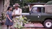 Junge Reyka (Gabrielle de Gama) und Angus Speelman (Iain Glen)