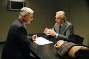 Während der Ermittlungen eines neuen Mordfalles taucht plötzlich Tonys Vater Anthony (Robert Wagner, r.) auf. Gibbs (Mark Harmon, l.) stellt den Vater zur Rede, weil der sich kaum für seinen Sohn interessiert hat ...