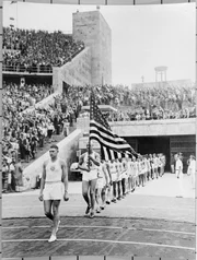 Sportwettkampf zwischen Deutschland und den USA in Berlin, Blick auf den Einmarsch amerikanischer Athleten der Association of American Universities zu einem Leichtathletik-Wettkampf im Berliner Olympiastadion.