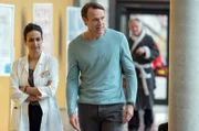 Martin Stein (Bernhard Bettermann, r. mit Komparse, h.) und Leyla (Sanam Afrashteh) besprechen sich zum Fall. Martin geht der Zustand des Patienten nah. Auch Leyla bedrückt etwas.