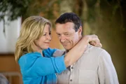 Antonia (Marion Kracht) und Thomas (Michael Roll) genießen ihre Hochzeitsreise in Namibia, bevor Antonia als Lehrerin in der Buschklinik von "Ärzte Weltweit" Hebammen ausbilden wird.
