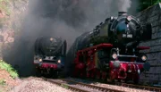 Unterwegs auf den Zugstrecken der Welt. Draußen ziehen tolle Berge und Täler vorbei, reißende Flüsse werden passiert. Die Tour auf diesen Eisenbahnrouten ist ein Vergnügen. - Schwarzwaldbahn.