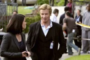 Patrick Jane (Simon Baker, r.), Medium und Berater bei der Polizei, wird mitsamt seiner Kollegin Teresa Lisbon (Robin Tunney, l.) zu einem Einsatzort gerufen. Zwei Ärzte wurden ermordet. Gemeinsam sollen sie nun nach dem Täter fahnden ...