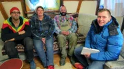 Trödelprofi Otto Schulte (re.) mit Jürgen (2.v.re.), Michaela und Joachim (li.)