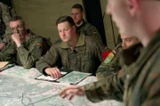 Die Bundeswehr hat zu wenig Personal, zu wenig Gerät und war viele Jahre lang nicht auf die Art Krieg ausgerichtet, auf die sie sich nun für die Zukunft vorbereiten muss. Yannick (M.), Hauptmann bei einer Panzereinheit, während einer Lagebesprechung
