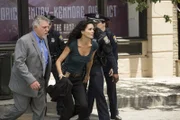 Jane Rizzoli (Angie Harmon) will schnell zurück zur Wache, da ihr eine Idee gekommen ist. Vince Korsak (Bruce McGill, l.) hat ebenfalls einen Hinweis erhalten. Gelingt es dem Team, ein Unglück in letzter Sekunde zu verhindern?