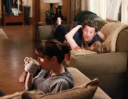 Damit Derek (Patrick Dempsey, M.) und Meredith (Ellen Pompeo, r.) endlich mal wieder einen gemeinsamen romantischen Abend verbringen können, bietet Lexie (Chyler Leigh, l.) an, auf Zola aufzupassen ...