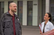 Leyla kann sich nicht zurückhalten und steht bei seinem Chef Ingo Behnke für Hannes ein.