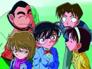 Um seine wahre Identität zu verheimlichen, muss Conan (M.) wieder die Grundschule besuchen, wo er mit seinen Mitschülern Ayumi (r.), Genta (l.), Mitsuhiko (2.v.r.) und Ai (2.v.l.) die Detective Boys gründet ...