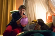 Leicht sein und fliegen wie ein Ballon! Wie schnell das geht und was dabei passieren kann, erleben Fritz Fuchs (Guido Hammesfahr) und Rudi (Lennart Morgenstern).