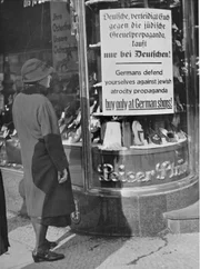 Eine Frau schaut in ein Schaufenster