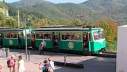 Unterwegs auf den Zugstrecken der Welt. Draußen ziehen tolle Berge und Täler vorbei, reißende Flüsse werden passiert. Die Tour auf diesen Eisenbahnrouten ist ein Vergnügen. - Drachenfelsbahn in Königswinter.