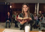 Während Natascha (Susann Uplegger) den Frauen aus der Bibel vorliest, nimmt Ginger im Beichtstuhl einen Teil der Diebesware an sich...