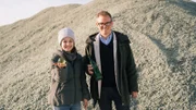 Marina verfolgt den Weg unseres Altglas und lässt sich von Marc zeigen, warum sich jeder Gang zum Altglascontainer lohnt.