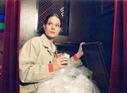 Natascha lässt die im Kiosk gestohlene Ware im Beichstuhl verschwinden.
