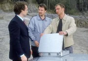 v.li.: Schneider (Karsten Dörr) übergibt an die Entführer Frank (Gero Nievelstein) und Harry (Matthias Komm) den Geldkoffer. Die beiden Gangster glauben sich am Ziel ihrer Wünsche.