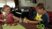 Marie und Moritz zeigen, wie sie nach dem Frühstück den Müll trennen und was man damit vielleicht noch machen könnte.