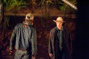 "Justified", "Tag der Abrechnung." Raylans Tante Helen wird in ihrem Haus erschossen aufgefunden. Daraufhin beginnt Raylan eine erbarmungslose Jagd nach dem Killer. Doch nicht nur Raylan ist hinter ihm her, auch sein Vater Arlo will Rache nehmen. Die Spur führt bald zu Dickie.