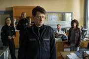 Daniel Schirmer (Sven Fricke, im VG) ist vom Dienst suspendiert, sehr zum Leidwesen seiner Kollegen (im HG v.l.n.r.) Nina Sieveking (Wanda Perdelwitz), Lukas Petersen (Patrick Abozen), Piet Wellbrook (Peter Fieseler) und Harry (Maria Ketikidou).