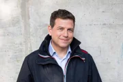 hr-Moderator Philipp Engel.
