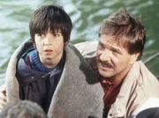 Schimanski entdeckt den entführten Thomas Bähr (Nikolai Bury) an Bord eines Schiffes, das nach Afrika auslaufen soll. In einer dramatischen Aktion, geht er auf hoher See mit dem Kind von Bord und wird von der holländischen Marine geborgen.