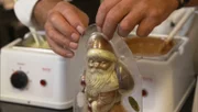 In dieser Ausgabe der "Sendung mit dem Elefanten" kann man erfahren, wie Schokoladen-Nikoläuse hergestellt werden.