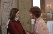 "Gilmore Girls", "Hochzeit in Moll." Richard und Emily lassen sich im Kreis ihrer hundert besten Freunde noch einmal trauen. Lorelai fungiert als Emilys Trauzeugin, Rory übernimmt die Rolle des Trauzeugen bei Richard. Rund um die Zeremonie herrscht Aufregung. Luke und Christopher geraten einander in die Haare und Rory stellt Logan zur Rede, der mit einem Mädchen auftaucht, das seine Freundin zu sein scheint. Im Bild (v.li.): Alexis Bledel (Lorelai 'Rory' Leigh Gilmore), Marion Ross (Marilyn).