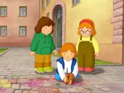 Sofie glaubt, dass Tommy ihr frisch gemaltes Kreidebild kaputt gemacht hat.