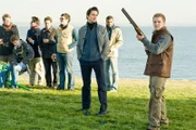 Neal (Matt Bomer) schafft es, beim Tontaubenschießen das Vertrauen des Börsianers Brad (Justin Grace) zu gewinnen, um den kriminellen Machenschaften einiger Nachwuchs-Gekkos auf die Spur zu kommen.